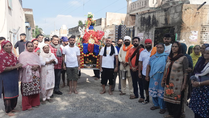 श्री कृष्ण जन्म अष्टमी के उपलक्ष्य में शिव मंदिर गांव मुगोवाल से भव्य शोभा यात्रा निकाली गई